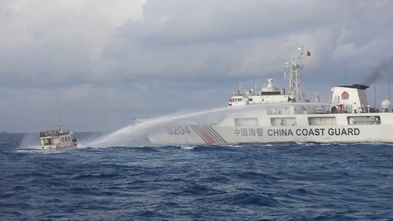 Photo diffusée par les garde-côtes philippins d'un navire chinois tirant au canon à eau sur un bateau philippin en Chine méridionale le 10 décembre 2023