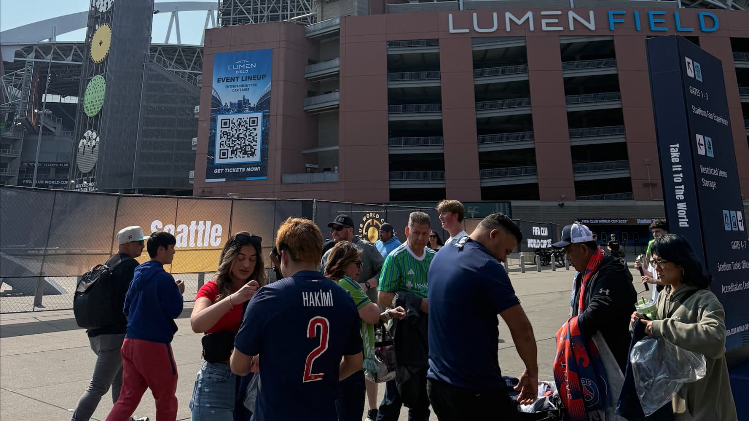 Des supporters arrivent au Lumen Field pour Seattle-PSG, le 23 juin 2025