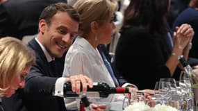 Emmanuel Macron se servant du vin lors d'un dîner annuel organisé par le Crif, le 7 mars 2018 à Paris.
