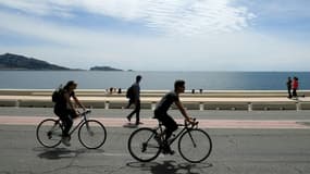 Des promeneurs à pied ou à vélo sur la route de la Corniche à Marseille le 23 mai 2021