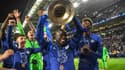 Le milieu de terrain français de Chelsea, N'Golo Kanté (d), célèbre avec ses coéquipiers, la victoire en finale de la Ligue des Champions  face à Manchester City, le 29 mai 2021 au stade Dragao à Porto