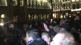 À Bruxelles les fans de Johnny lui rendent également hommage: "Johnny est belge pour nous"