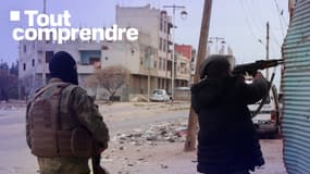Un membre des forces de sécurité des nouvelles autorités syriennes tire avec son arme sous le regard d'un autre à Sanamayn, dans la province méridionale de Daraa, lors d'une campagne militaire de grande envergure, le 5 mars 2025. 