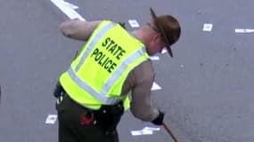 Aux Etats-Unis, la police ramasse des billets de banque tombés d'un camion