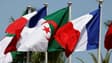 Cette photo prise le 25 août 2022 montre les drapeaux français et algérien avant l'arrivée du président français à Alger pour une visite officielle.

