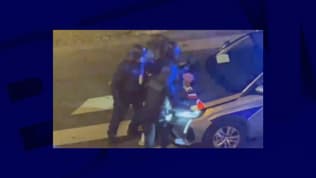 Une vidéo, diffusée sur les réseaux sociaux, montre un homme qui apparaît encerclé par trois policiers, recevant des coups de matraque de la tête aux jambes, avant d'être plaqué contre le capot d'un véhicule.