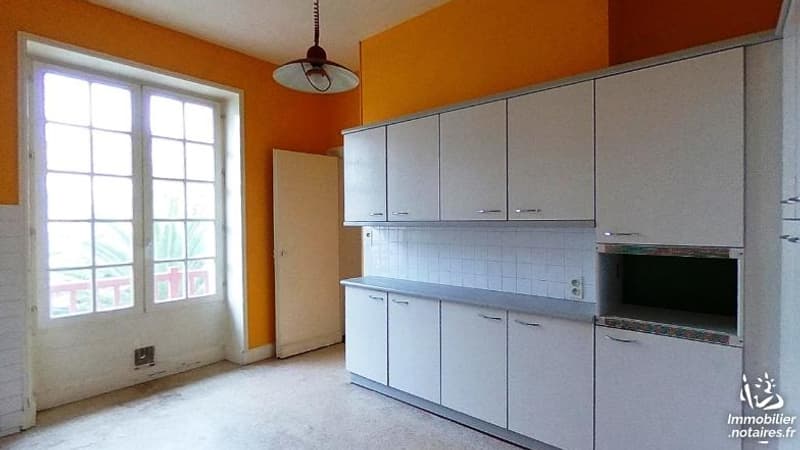 Vue de la cuisine à remettre au goût du jour. Vue de la cuisine à remettre au goût du jour.