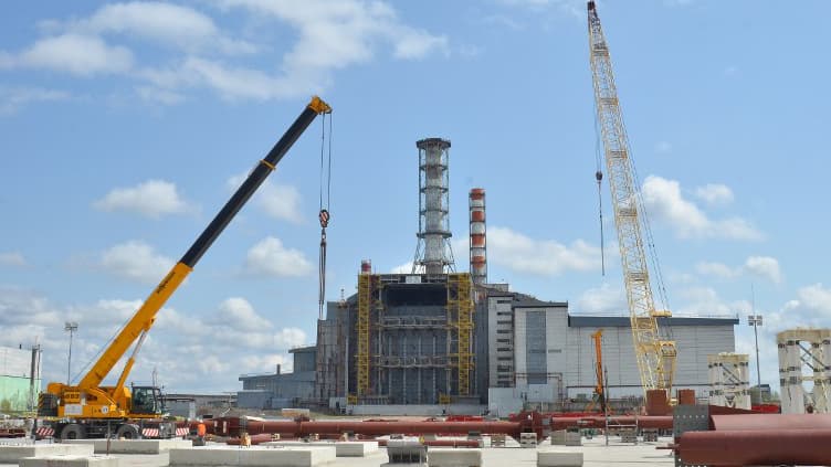 Le chantier du sarcophage de Tchernobyl, en avril 2012.