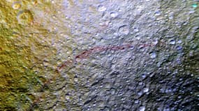 Les traces rouges à la surface glacée de Thétys, prises en photo par la sonde Cassini