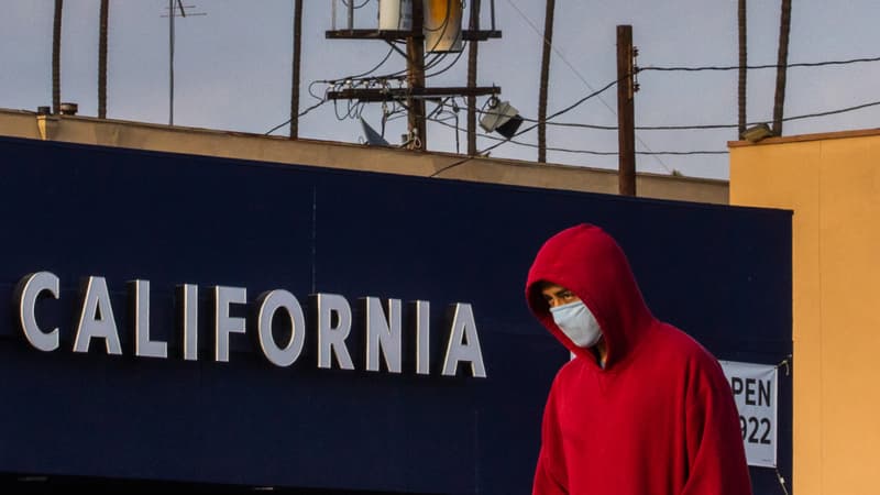 Un homme portant un masque à Los Angeles, dans l'État de Californie, le 4 avril 2020