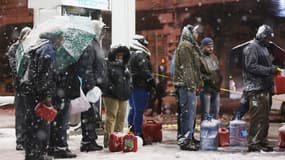 Des New-Yorkais font la queue pour acheter des bombonnes de gaz, à Brooklyn.