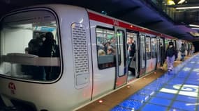 Une rame du métro à Lyon à la station Valmy.