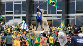 Des bolsonaristes pendant l'assaut du palais présidentiel du Planalto, le 8 janvier 2023, à Brasilia.