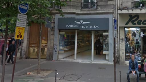 La bijouterie située au 12, boulevard Barbès à Paris a été braquée par trois hommes lourdement armés, samedi.
