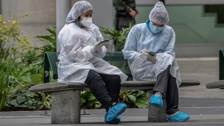 Des soignants prennent une pause dans une rue de Bogota, le 3 juillet 2020