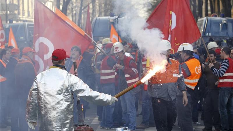 Lors d'une manifestation de salariés de l'usine d'ArcelorMittal à Florange près du siège de campagne de Nicolas Sarkozy, le mois dernier. Lancé à la chasse aux voix de droite, Nicolas Sarkozy n'a de cesse de mettre en scène un divorce très médiatisé avec