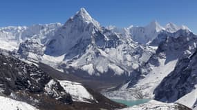 Le pic Ama Dablam dans l'Himalaya au Népal, le 31 octobre 2014 (Illustration).