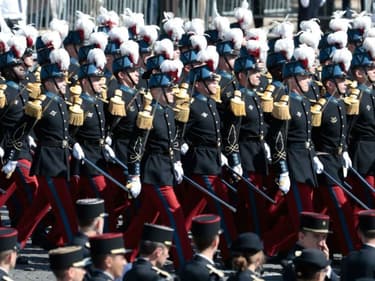 Des membres de l'école militaire de Saint-Cyr défilent le 14 juillet 2017 sur les Champs-Elysées (photo d'illustration).