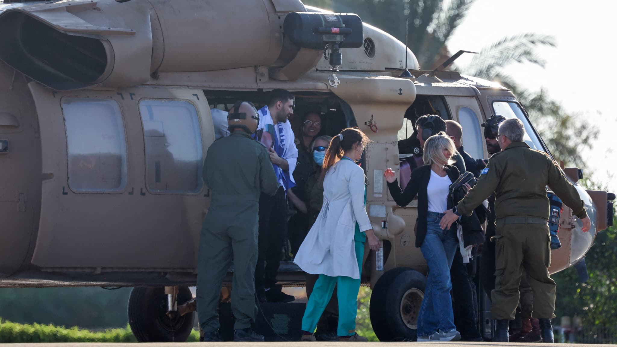 Des soldats et des médecins israéliens accompagnent Segev Kalfon, anciennement retenu en otage à Gaza depuis octobre 2023, le 13 octobre 2025.