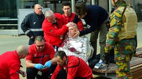 Devant l'entrée de la station de métro Maalbaek, dans le quartier européen de Bruxelles visé par l'attentat, les pompiers s'occupent des victimes de l'explosion.