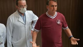 Le président brésilien Jair Bolsonaro, à droite, aux côtés d'un médecin, à Sao Paulo, Brésil, le 5 janvier 2022