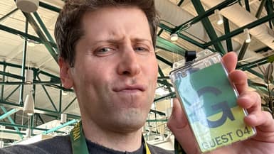 Sam Altman, avec un badge invité de l'entreprise OpenAI