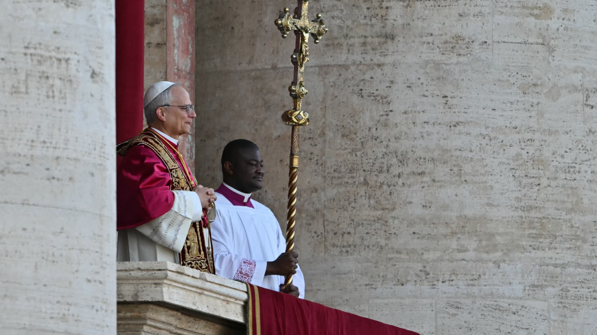 Le pape nouvellement élu, Robert François Prévost, arrive pour la première fois sur le balcon principal de la loggia centrale de la basilique Saint-Pierre, après la fin du conclave des cardinaux, au Vatican, le 8 mai 2025. Le pape nouvellement élu, Robert François Prévost, arrive pour la première fois sur le balcon principal de la loggia centrale de la basilique Saint-Pierre, après la fin du conclave des cardinaux, au Vatican, le 8 mai 2025.