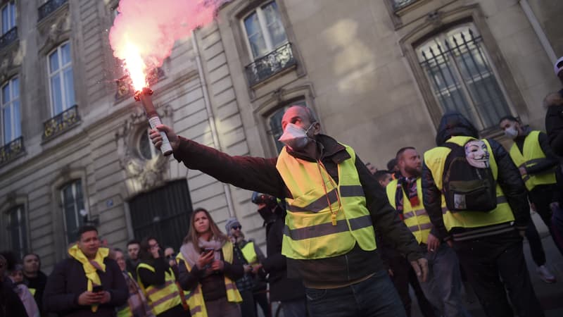 Un manifestant des gilets jaunes samedi 17 novembre à Paris.