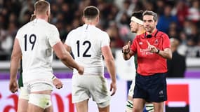 L'arbitre français Jérôme Garcès lors de la finale de la Coupe du monde de rugby entre l'Afrique du Sud et l'Angleterre, à Yokohama le 2 novembre 2019