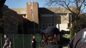 Des policiers devant le collège Peter Rouget à Brooklyn, New York, déployés après une alerte à la bombe le 15 décembre dernier. 