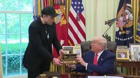Donald Trump remettant une clé à Elon Musk à la Maison Blanche le 30 mai 2025.