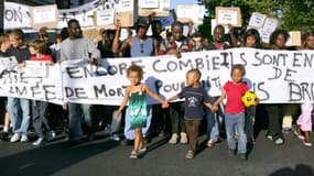 Une marche de soutien en hommage aux victimes de l'incendie du boulevard Vincent Auriol, dans lequel ont péri 17 personnes, dont 14 enfants, dans la nuit du 25 au 26 août 2005.