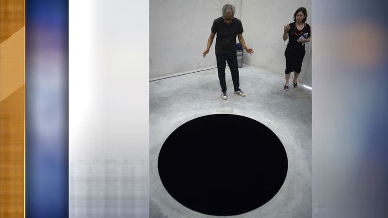 L'artiste Anish Kapoor dans l'oeuvre "Descent into Limbo" et à côté du trou, le 6 juillet 2018 à Porto à l'ouverture de l'exposition. 