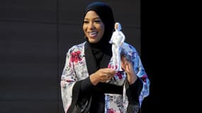 L'escrimeuse américaine Ibtihaj Muhammad présente à New York la Barbie créée à son effigie, le 13 novembre 2017.