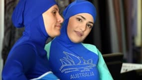 Deux femmes présentent deux modèles de burkini à Sydney en Australie
