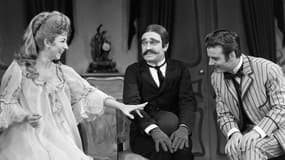 Micheline Boudet, Robert Hirsch et Jean Piat photographies le 9 décembre 1961 sur la scène de la Comédie Française dans ''un fil a la patte'' de Georges Feydeau