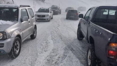 Des voitures peinent à circuler sur les routes enneigées du col du Lautaret