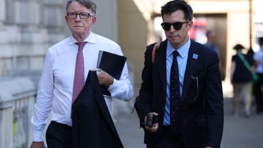  L'ambassadeur britannique aux États-Unis, Peter Mandelson (à gauche), assiste à la réunion d'urgence du Cobra le 18 juin 2025 à Londres, en Angleterre.
