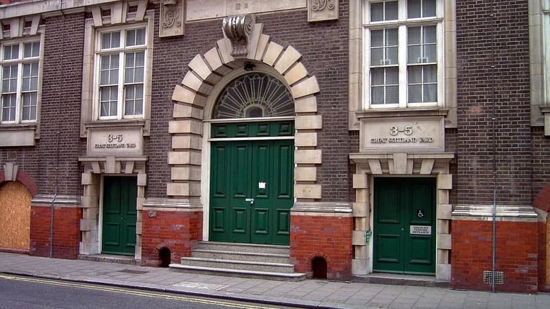La façade en briques sera le seul héritage de l'époque Scotland Yard 