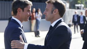Le Premier ministre démissionnaire Gabriel Attal (gauche) et le président Emmanuel Macron le 14 juillet 2024 à Paris