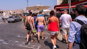 Des touristes torse nu dans les rues de Marseille (illustration)