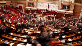 Le président de l'Assemblée nationale Claude Bartolone a assuré que le non-cumul des mandats sera mis en oeuvre avant la fin du mandat de François Hollande, en 2017. De nombreux élus de droite comme de gauche justifient cette pratique par la nécessité d'a