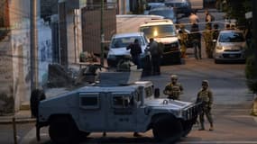 Des soldats mexicains montent la garde après une fusillade, dans laquelle huit trafiquants  de drogue présumés ont été tués par la police, à Mexico le 20 juillet 2017