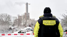 Un policier allemand à Berlin le 3 janvier 2026 après l'incendie de câbles électriques d'une centrale que la police soupçonne d'être d'origine criminelle