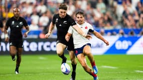 Antoine Dupont au duel avec Beauden Barrett lors du match France-Nouvelle-Zélande (27-13), le 8 septembre 2023