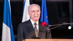 L'ex-président israélien et prix Nobel de la paix Shimon Peres, 92 ans, a quitté, impatient de reprendre le travail, l'hôpital de la banlieue de Tel-Aviv où il avait été opéré après une alerte cardiaque - Mardi 19 janvier 2016