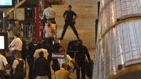 Des policiers veillent aux abords d'un train dans lequel le GIPN est intervenu pour libérer une femme prise en otage par un homme armé de deux sabres, mercredi soir, en gare de Bordeaux.
