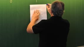 Un enseignant devant un tableau (illustration)