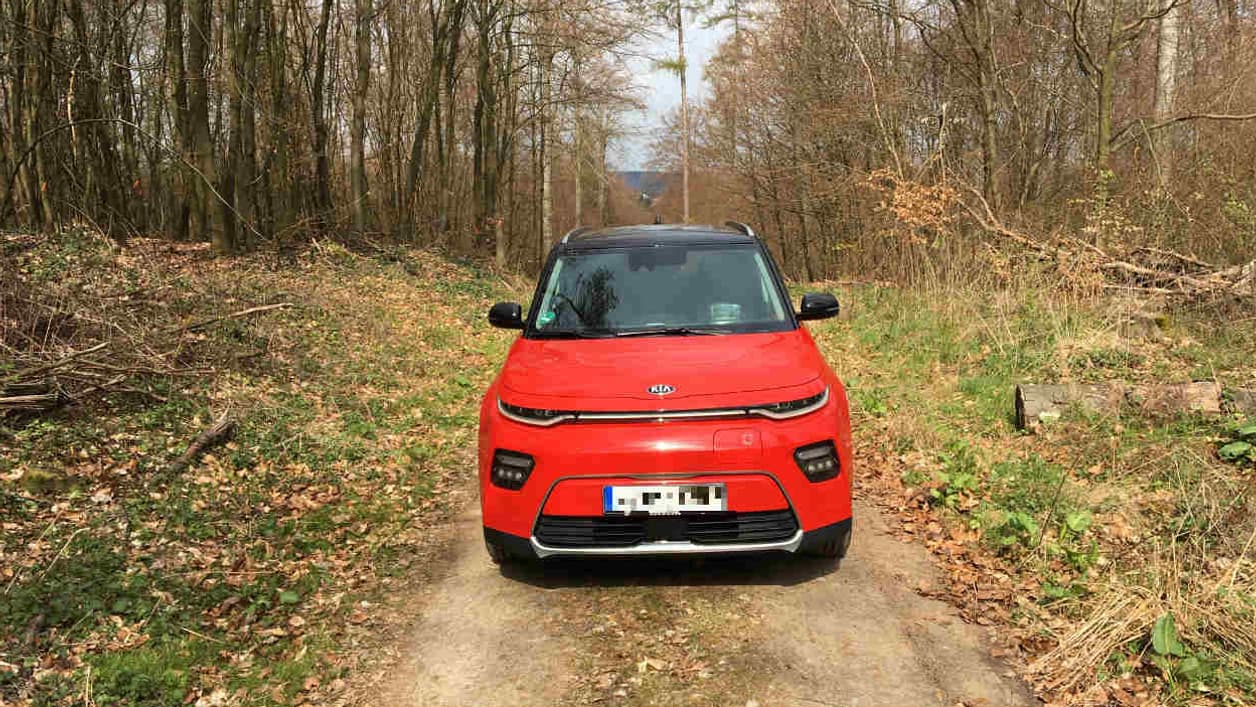 Kia a conservé le look cubique du Soul, mais il grandit en longueur (4,195 mètres désormais), et en empattement (2,60 mètres, soit 3 centimètres de plus). Kia a conservé le look cubique du Soul, mais il grandit en longueur (4,195 mètres désormais), et en empattement (2,60 mètres, soit 3 centimètres de plus).