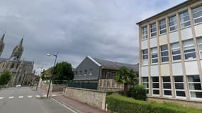 Vue sur le collège de l'Immaculée Conception à Saint-Hilaire-du-Harcouët (Manche) en août 2023